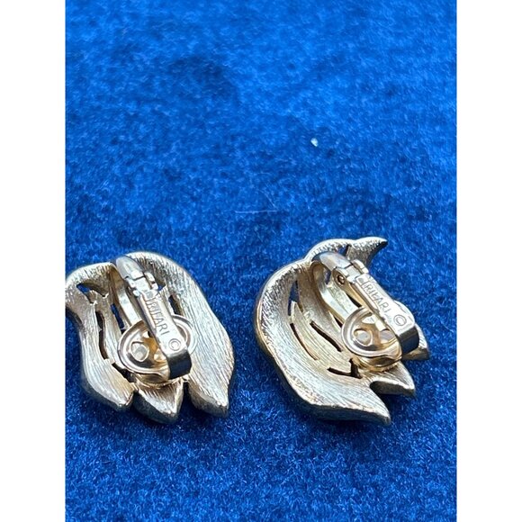 Trifari Vintage Clip-On Gold Tone Leaf Earrings 1 Inch - Picture 2 of 4